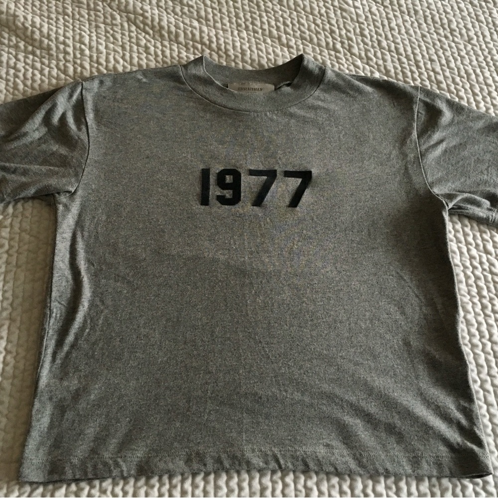 ESSENTIALS 1977 Gray T-Shirt-sz LARGE